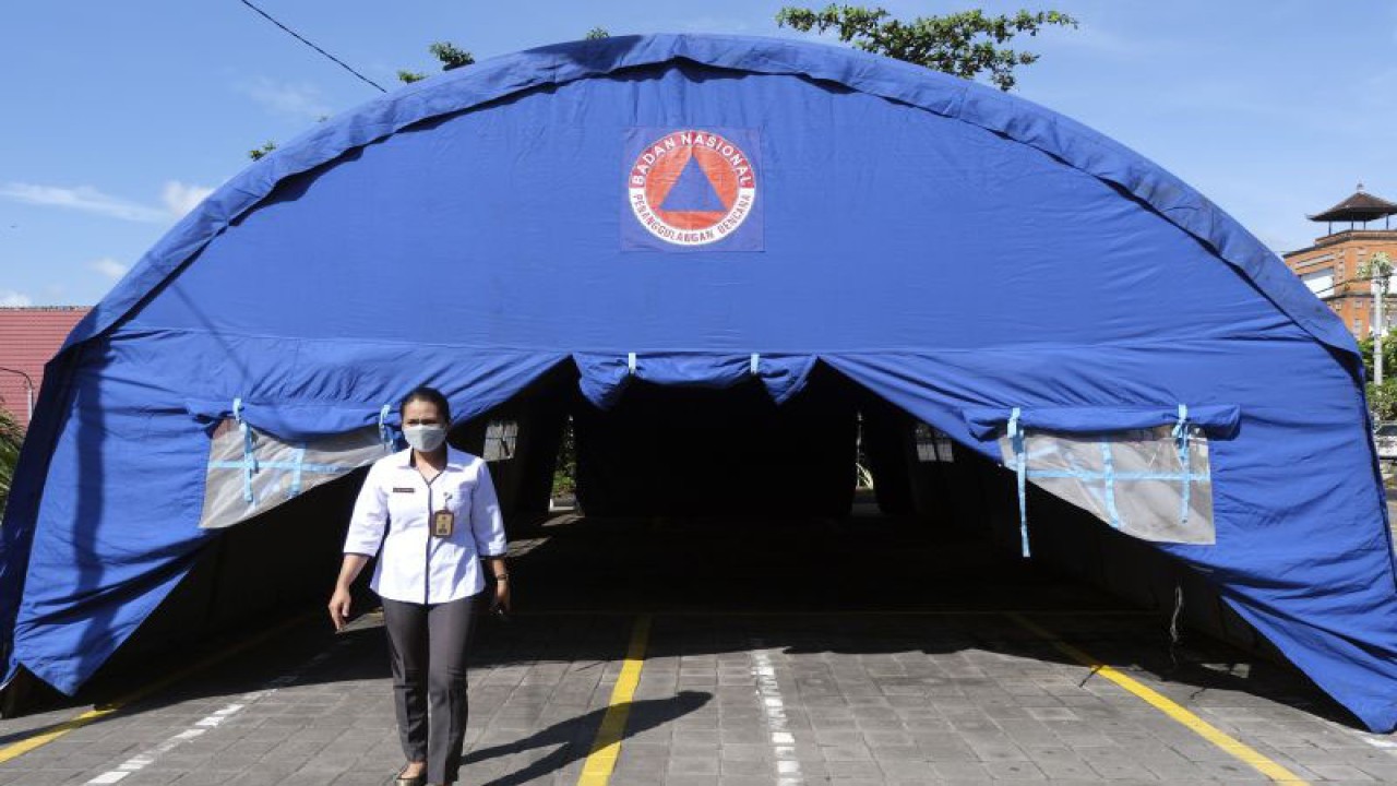 BPBD telah mendirikan tenda di halaman RSUD Kabupaten Karangasem, Bali, Rabu (14/12/2022), guna mengantisipasi dampak gempa susulan setelah gempa dengan magnitudo 5,2 yang melanda Karangasem pada Selasa (13/12/2022) pukul 18.38 WITA. (ANTARA FOTO/Nyoman Hendra Wibowo/wsj.