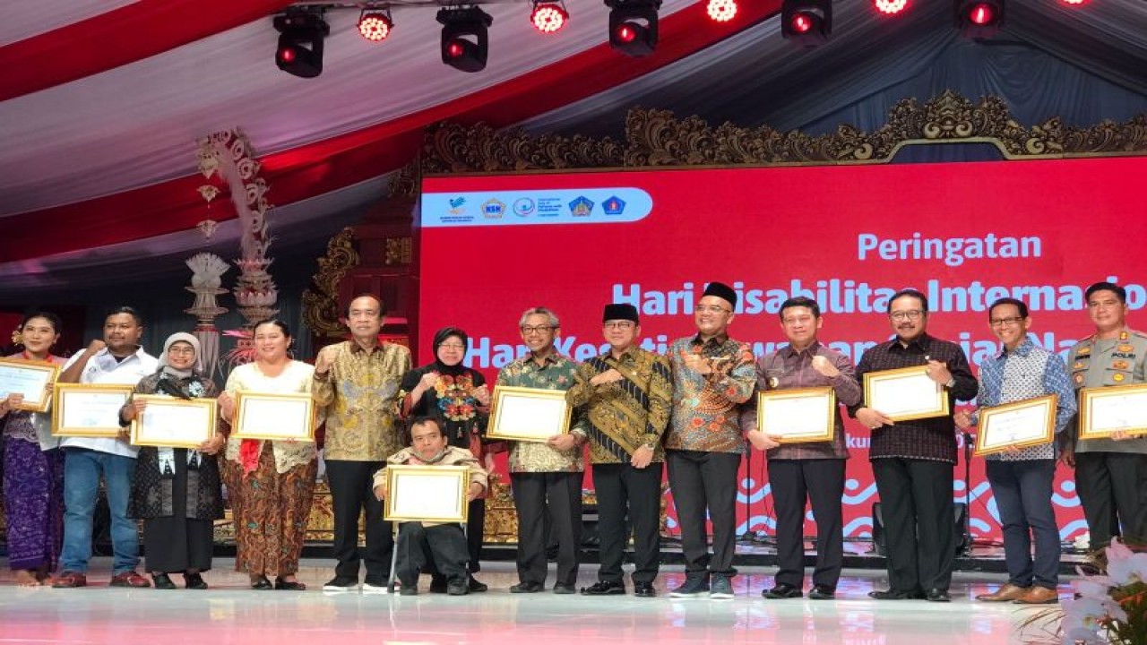 Pemberian penghargaan bagi pihak yang berjasa dalam kesejahteraan sosial dalam acara Hari Kesetiakawanan Sosial Nasional (HKSN) di Kabupaten Klungkung, Bali, Selasa (20/12/2022). (ANTARA/Devi Nindy)