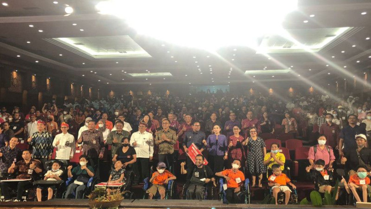 Penyerahan bantuan Kemensos kepada 600 penerima di Denpasar, Selasa (20/12/2022). ANTARA/Ni Putu Putri Muliantari