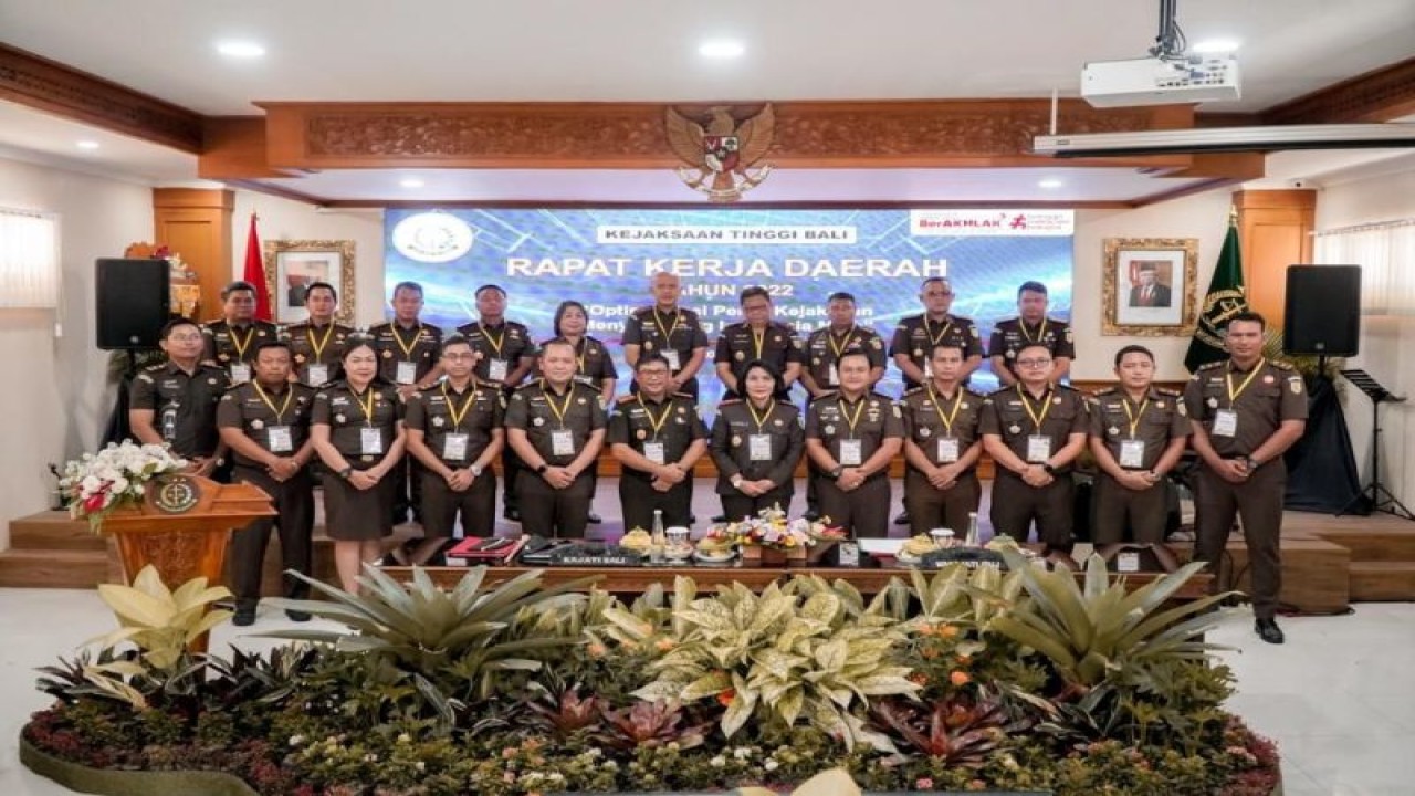 Para Jaksa dalam lingkungan kerja Kejaksaan Tinggi Bali berpose bersama usai menggelar rapat koordinasi pencapaian kinerja di Kejati Bali, Denpasar, Rabu (21/12/2022). ANTARA/HO-Kasi Intelijen Kejari Badung