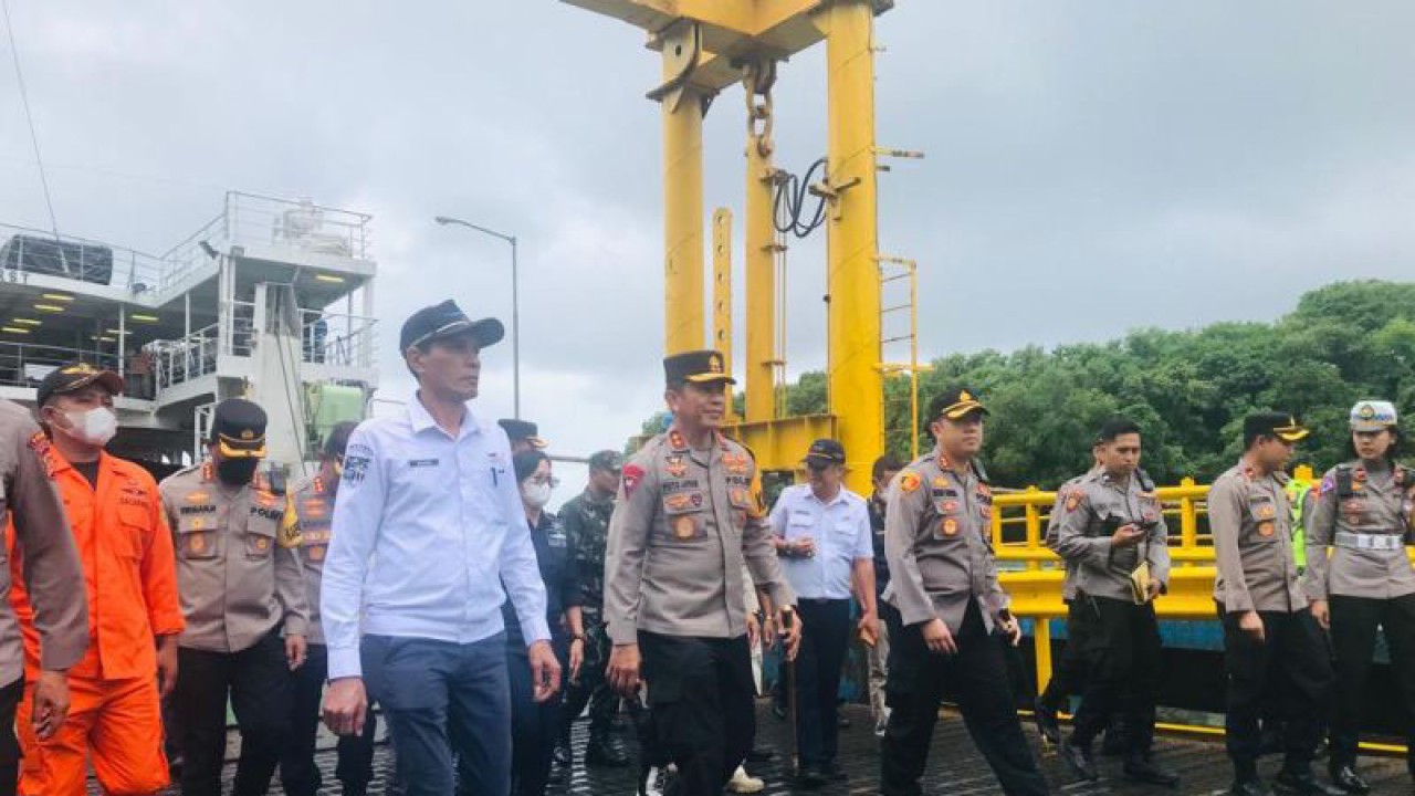 Kepala Kepolisian Daerah Bali, Inspektur Jenderal Polisi Putu Jayan Danu Putra (tengah), meninjau Posko pengamanan terpadu Natal dan Tahun Baru di Pelabuhan Padang Bai, Kabupaten Karangasem, Bali, Jumat (23/12/2022). ANTARA/Rolandus Nampu
