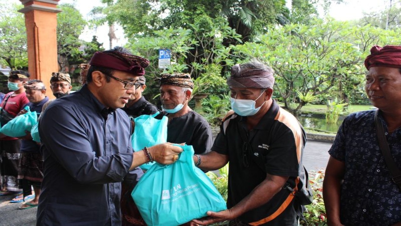 Wali Kota Denpasar IGN Jaya Negara saat menyerahkan paket bantuan sembako kepada para nelayan di Denpasar, Bali, Senin (26/12/2022). ANTARA/HO-Pemkot Denpasar.