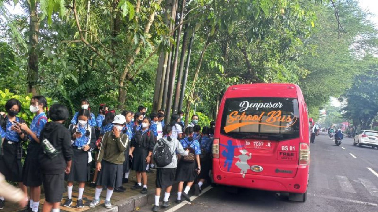 Sejumlah siswa yang memanfaatkan layanan bus dari Pemerintah Kota Denpasar untuk mengunjungi objek wisata di Kota Denpasar, Rabu (28/12/2022). ANTARA/Ni Luh Rhismawati.