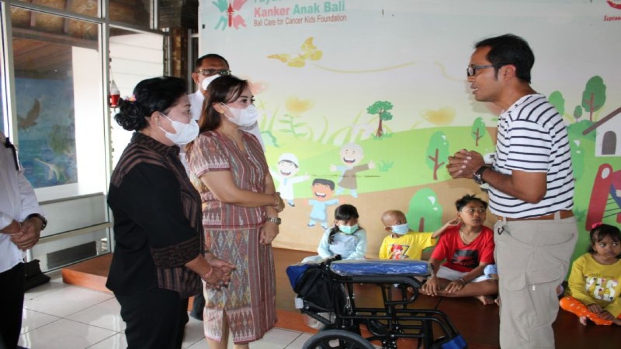 Wakil Ketua Koordinator Kegiatan Kesejahteraan Sosial (K3S) Kota Denpasar Ayu Kristi Arya Wibawa saat berbincang dengan Pembina Yayasan Peduli Anak Kanker Bali Dwi Wahyu Kurniawan dalam acara penyerahan bantuan di Denpasar, Rabu (28/12/2022). ANTARA/HO-Pemkot Denpasar
