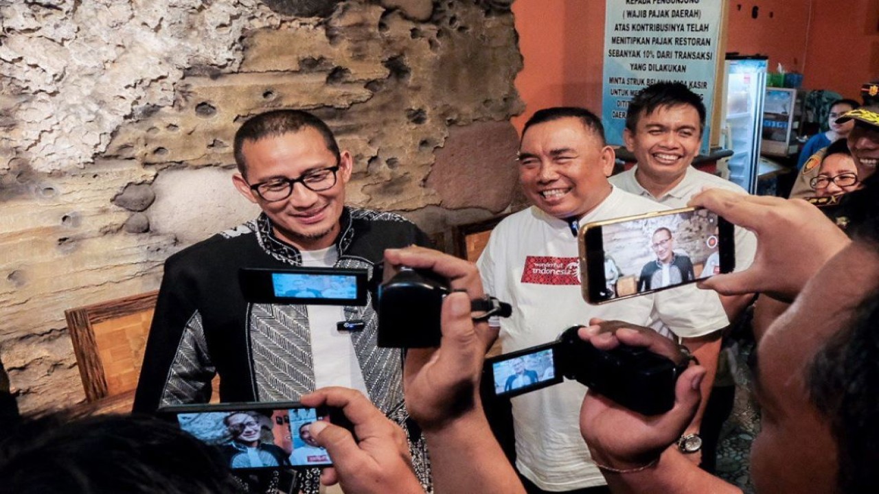 Menparekraf Sandiaga Salahuddin Uno saat kunjungannya ke Kabupaten Jembrana, Bali, pada Kamis (29/12/2022) malam. (Istimewa/Humas Menparekraf)