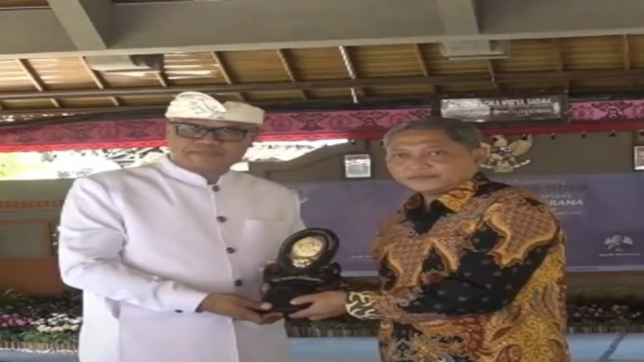 Rektor ISI Denpasar Prof Dr Wayan "Kun" Adnyana bersama Direktur Kelembagaan Pendidikan Tinggi, Riset dan Teknologi Dr Lukman, ST, MHum dalam acara pembukaan Pameran Seni Rupa Internasional Bali Bhuwana Rupa di Denpasar. ANTARA/HO-ISI Denpasar