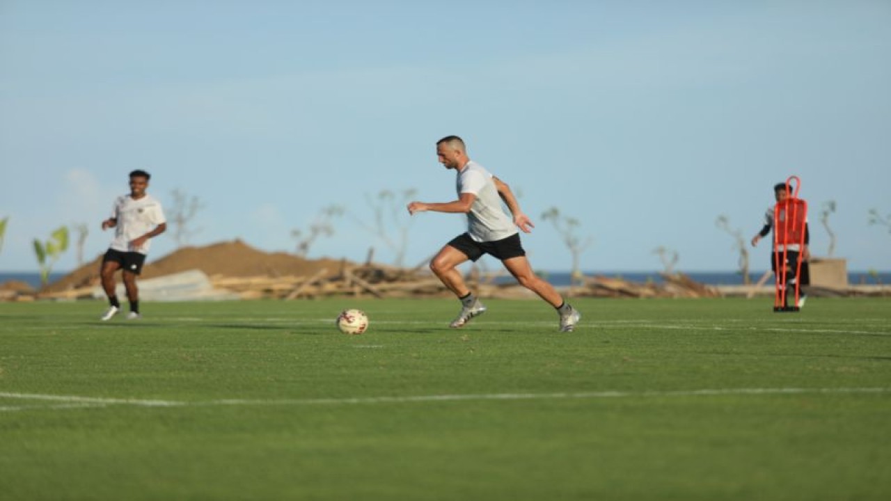 Penyerang Bali United Ilija Spasojevic berlatih bersama tim nasional Indonesia dalam pemusatan latihan persiapan Piala AFF 2022 di Lapangan Latihan Bali United, Gianyar, Bali, Rabu (30/11/2022). (ANTARA/HO-PSSI)