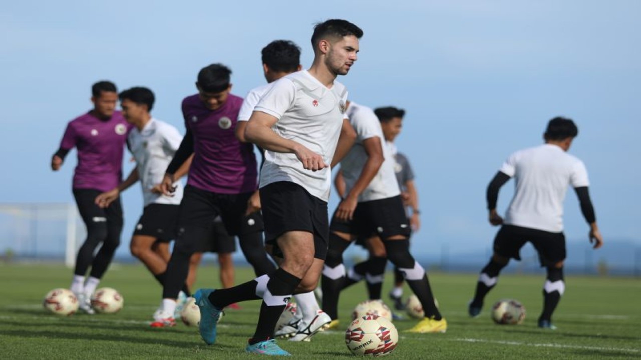 Para pemain tim nasional Indonesia berlatih pada persiapan Piala AFF 2022 di Lapangan Latihan Bali United, Gianyar, Bali, Kamis (31/11/2022). (ANTARA/HO-PSSI)