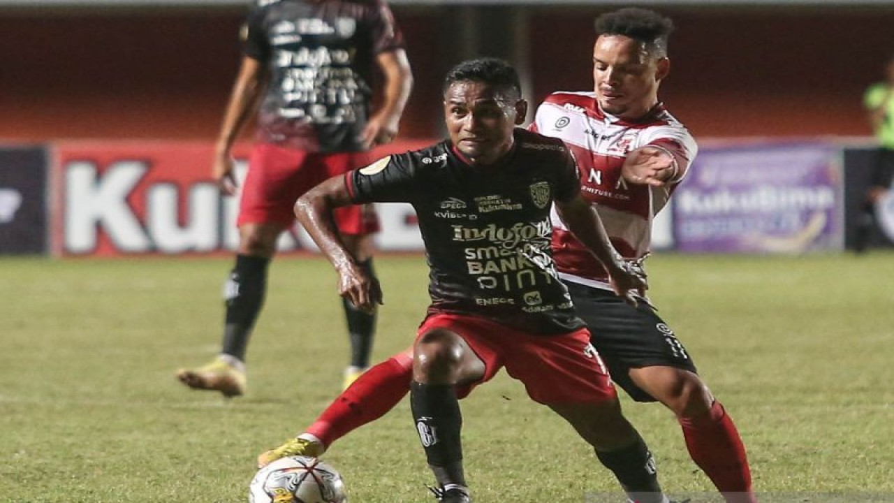 Pesepak bola Bali United Ramdani Lestaluhu (dua kanan) mencoba melewati pesepak bola Madura United Luiz Marcelo (kanan) saat pertandingan Liga 1 di Stadion Maguwoharjo, Sleman, DI Yogyakarta, Senin (12/12/2022). ANTARA FOTO/Hendra Nurdiyansyah/hp.