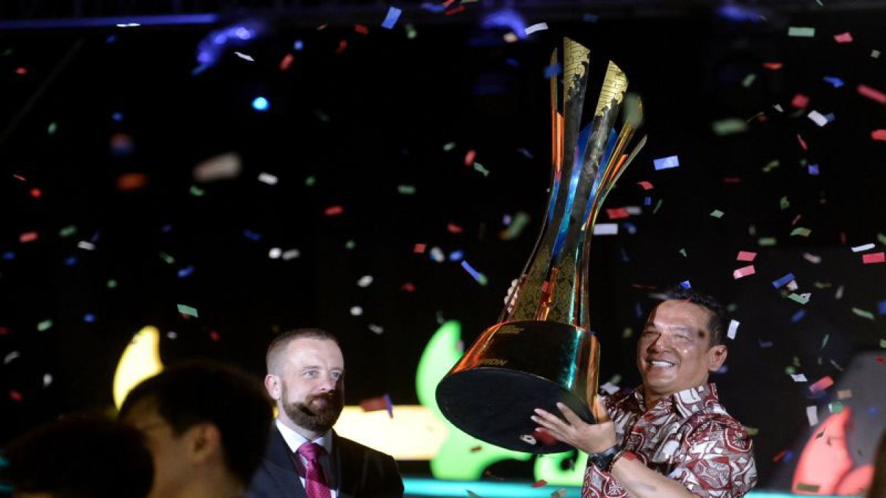 Ketua Harian Pengurus Besar Esports Indonesia (PBESI) Bambang Sunarwibowo mengangkat Piala Grand Champion International Esports Federation (IESF) Bali 14th World Esports Championship 2022 di Nusa Dua, Badung, Bali, Minggu (11-12-2022). ANTARA FOTO/Fikri Yusuf/nz