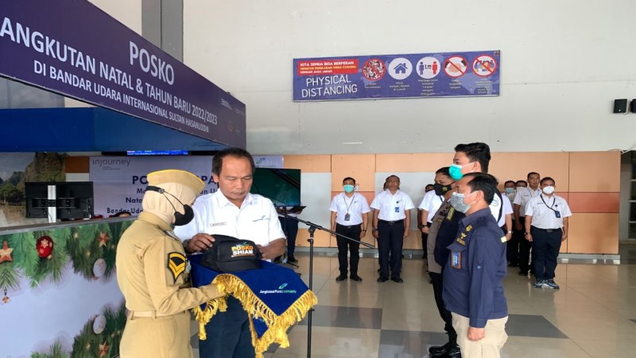General Manager Bandara Internasional Sultan Hasanuddin Wahyudi pada saat peresmian pembukaan Posko Natal dan Tahun Baru 2023 di kawasan kedatangan penumpang di Bandara Internasional Sultan Hasanuddin, Makassar, Senin (19/12/2022). Antara/ HO-AP I