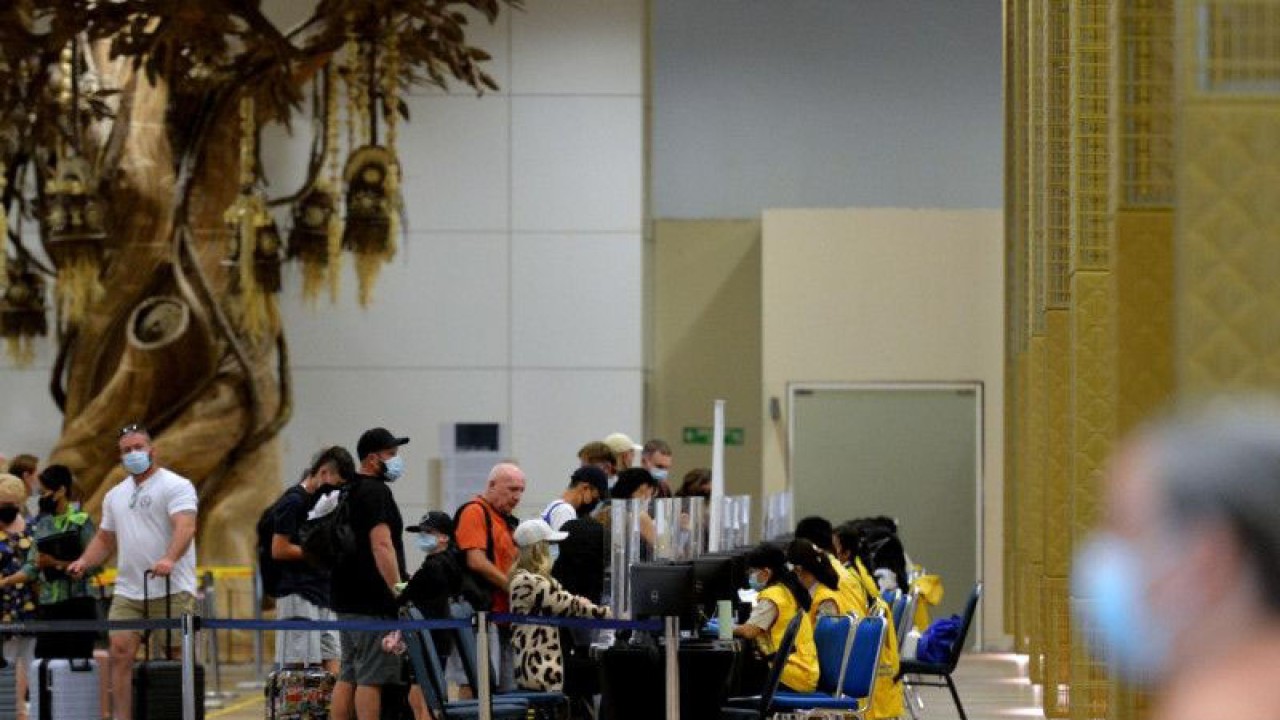 Penumpang tiba di Bandara Internasional I Gusti Ngurah Rai Bali. ANTARA/Naufal Fikri Yusuf
