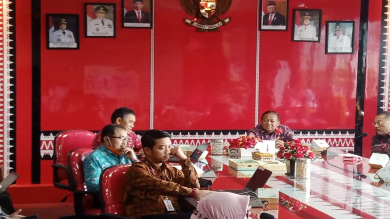 Kemenko PMK saat melakukan rapat evaluasi bersama Wakil Wali Kota Bandarlampung Dedy Amarullah.di Bandarlampung, (8/12/2022). (ANTARA/Dian Hadiyatna)