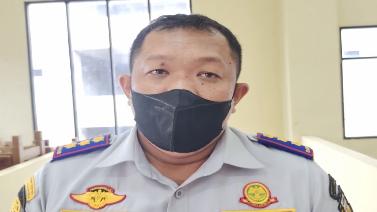 Kepala Dinas Perhubungan Kota Bandarlampung Socrat Pringgodanu, saat dimintai keterangan, di Bandarlampung, Selasa, (27/12/2022). (ANTARA/Dian Hadiyatna)