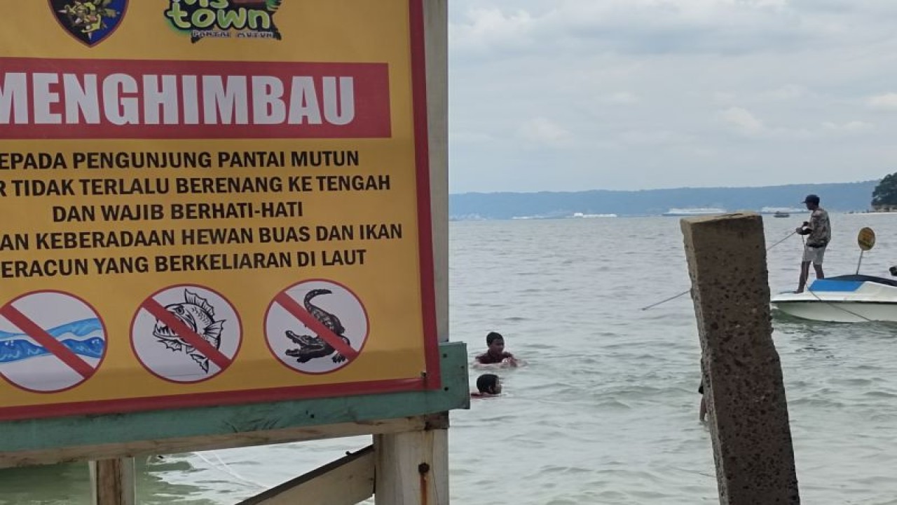Informasi mengenai imbauan hewan berbahaya di laut, yang tertera di salah satu lokasi wisata pantai di Bandarlampung, Sabtu (31/12/2022). (FOTO ANTARA/Dian Hadiyatna)