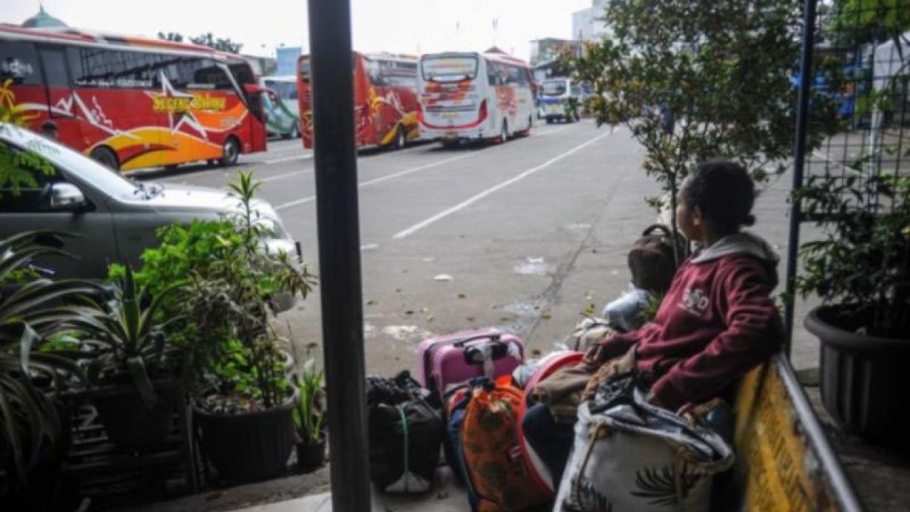 Ilustrasi - Calon penumpang menunggu kedatangan bus di Terminal Cicaheum, Bandung, Jawa Barat, Selasa (26/4/2022). (ANTARA FOTO/Raisan Al Farisi/agr)