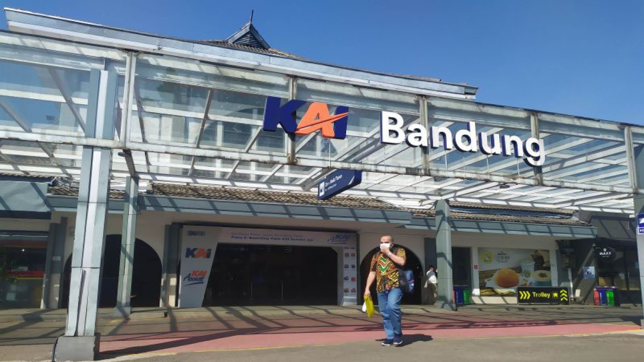 Warga berjalan keluar dari Stasiun Bandung, Kota Bandung, Jawa Barat. (ANTARA/Bagus Ahmad Rizaldi)