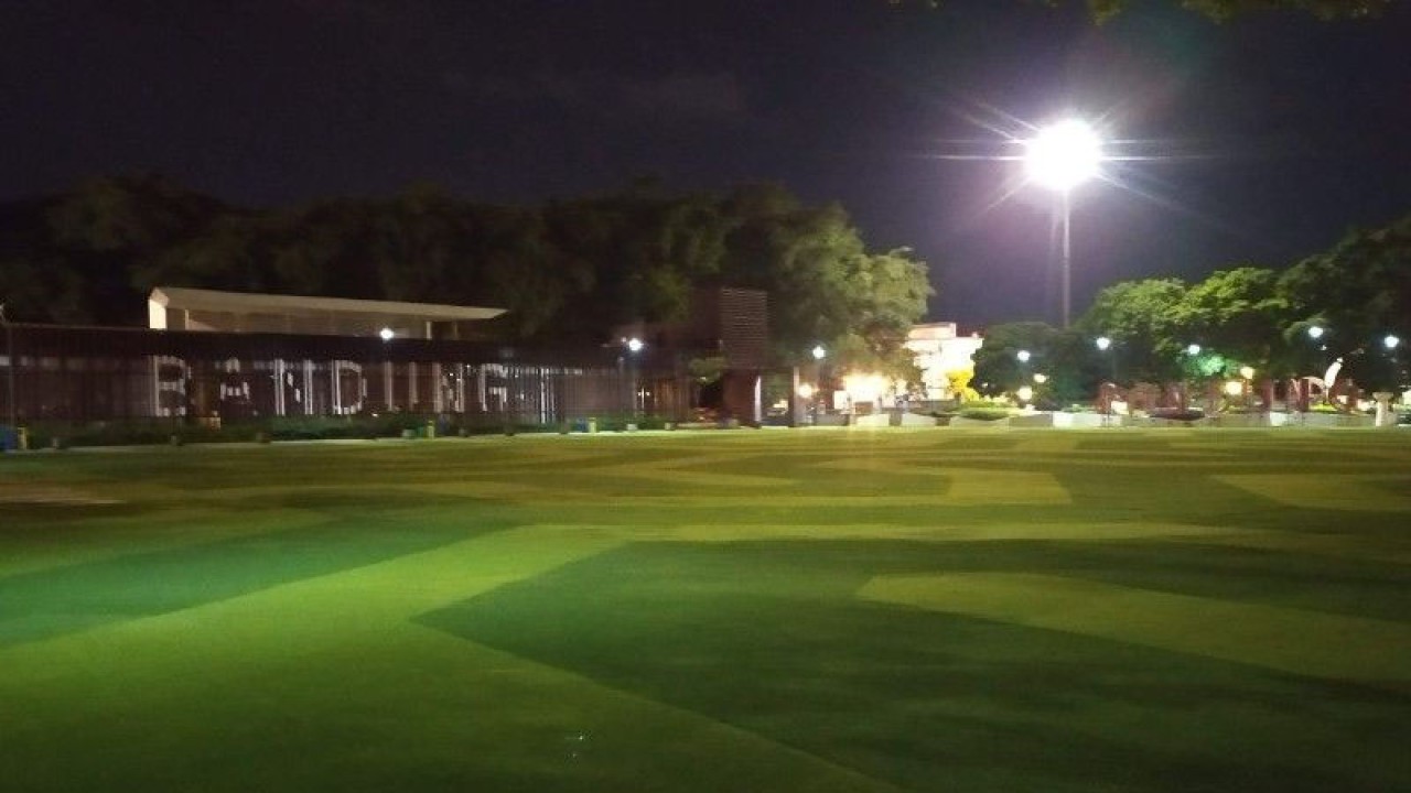 Alun-Alun Bandung ditutup untuk publik. (ANTARA/Bagus Ahmad Rizaldi)