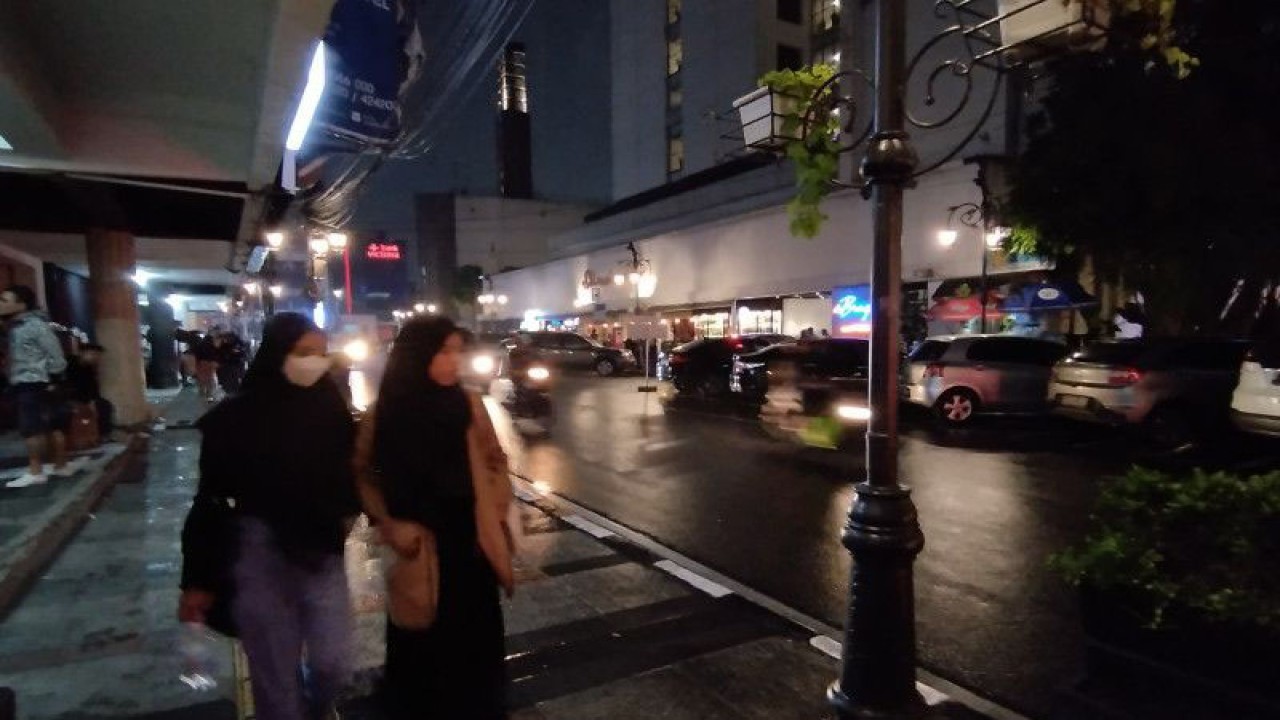 Warga berjalan saat cuaca hujan di Kota Bandung, Jawa Barat, Kamis (29/12/2022). (ANTARA/Bagus Ahmad Rizaldi)