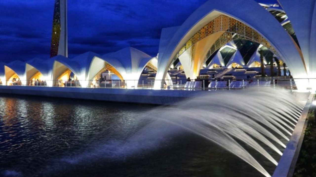 Suasana Masjid Al Jabbar, Gedebage, Kota Bandung, Jawa Barat, di malam hari. (ANTARA/HO-Humas Pemda Jawa Barat)