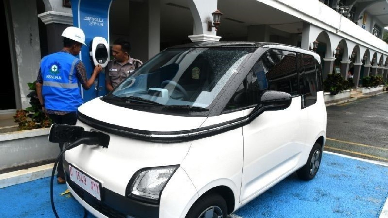 Ilustrasi: Petugas PLN melakukan pengisian ulang daya baterai untuk mobil listrik di Stasiun Pengisian Kendaraan Listrik Umum (SPKLU) PLN, Unit Layanan Pelanggan (ULP) Pakuan, Kota Bogor, Jawa Barat, Kamis (17/11/2022). (ANTARA FOTO/Arif Firmansyah/foc)