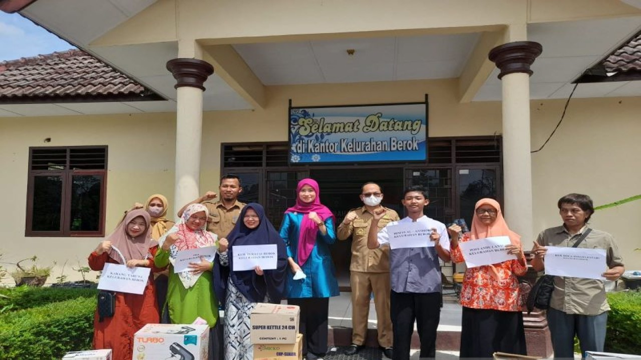 Pemkab Bangka Tengah bantu warga peralatan rumah tangga, Selasa (27/12) (ANTARA/Ahmadi)