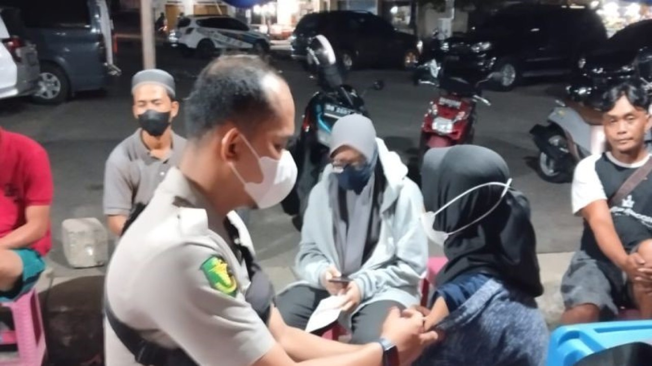 Arsip Foto. Petugas kesehatan Polres Bangka Barat memberikan pelayanan vaksinasi COVID-19 pada malam hari di gerai serbuan vaksin di depan Masjid Jamik Mentok. (ANTARA/ Donatus Dasapurna)