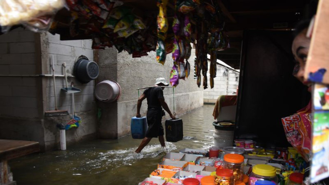Arsip Foto - Warga mengangkut air saat banjir rob melanda kawasan pemukiman Muara Angke, Penjaringan, Jakarta Utara. Jumat (25/11/2022). Badan Meteorologi Klimatologi dan Geofisika (BMKG) merilis sembilan wilayah pesisir DKI Jakarta berpotensi terkena banjir rob yang diperkirakan terjadi pada 22-28 November 2022, diantaranya kawasan Kamal Muara, Kapuk Muara, Penjaringan, Pluit, Ancol, Kamal, Marunda, Cilincing, dan Kalibaru. ANTARA FOTO/Indrianto Eko Suwarso/foc.