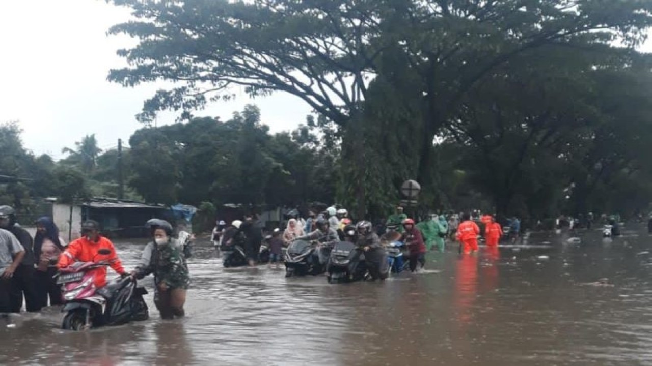 Pengendara sepeda motor menerobos jalanan yang tergenang akibat banjir di Gedebage, Kota Bandung, Provinsi Jawa Barat. (ANTARA/HO-Humas Pemkot Bandung)