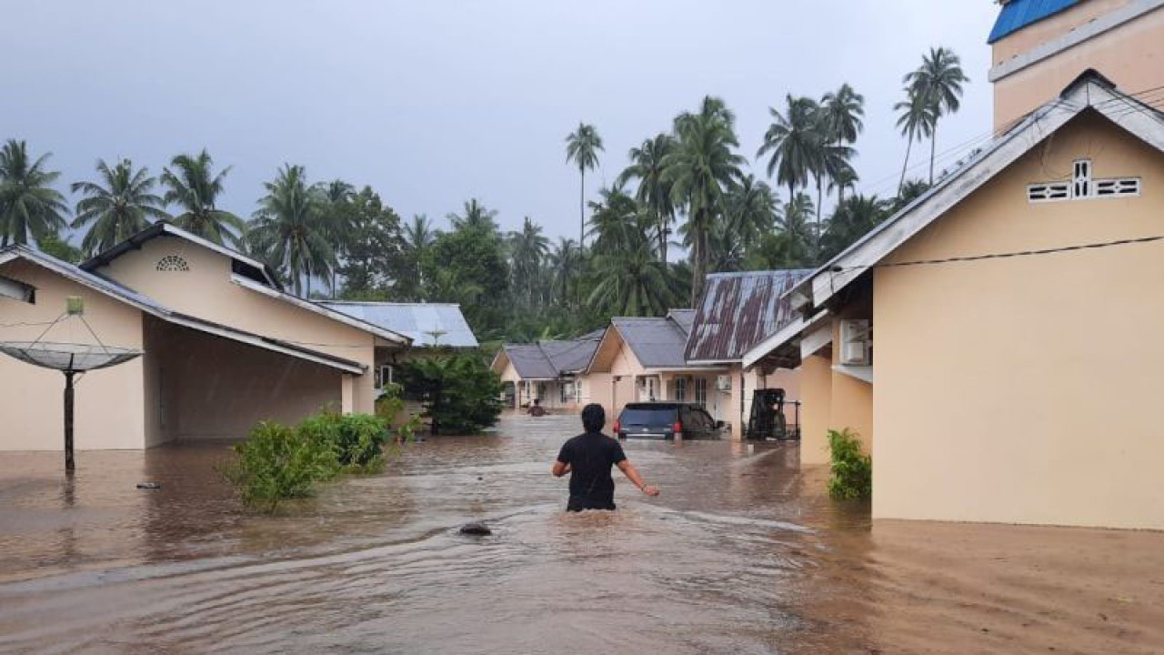 Banjir melanda permukiman warga di Kelurahan Ranai Darat, Kecamatan Bunguran Timur, Kabupaten Natuna, Provinsi Kepulauan Riau, Rabu (14/12/2022). (ANTARA/Cherman)