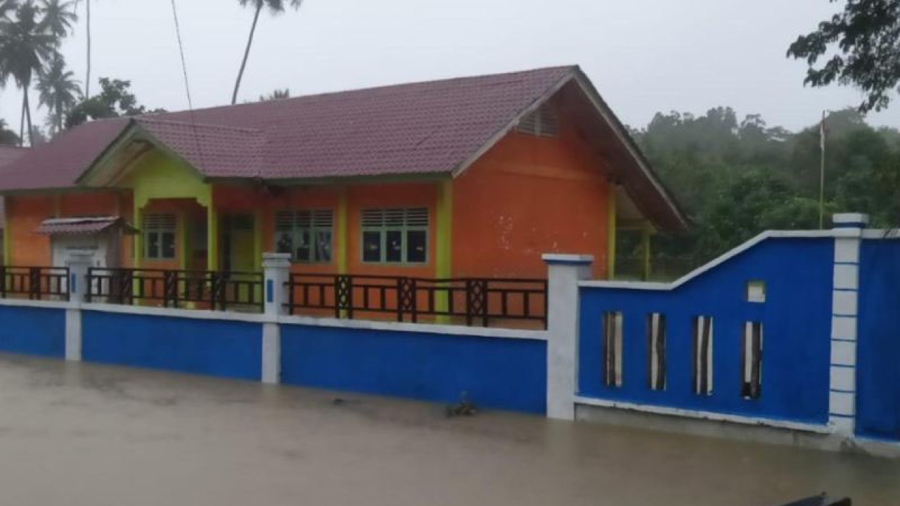 Banjir yang merendam bangunan sekolah di Kecamatan Teupah Selatan, Kabupaten Simeulue, Rabu (14/12/2022). (ANTARA/HO-BPBD Simeulue)