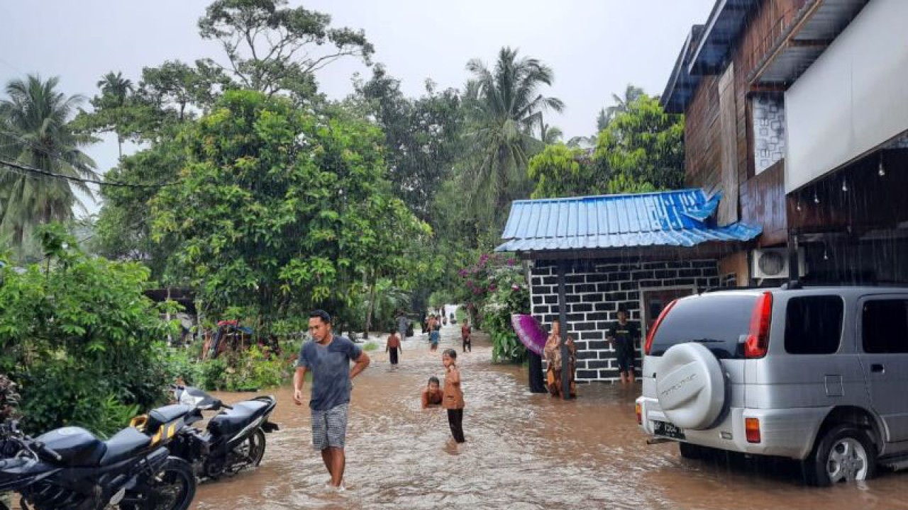 Banjir rob di Kelurahan Ranai Darat, Kabupaten Natuna, Kepulauan Riau, Rabu.ANTARA/Cherman
