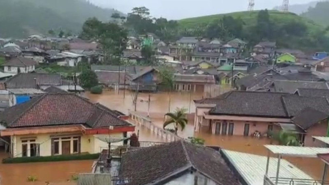 Perkampungan warga di Desa Sunagakara, Kecamatan Sukanagara, Kabupaten Cianjur, Jawa Barat, terendam banjir akibat Sungai Cibala meluap, Jumat (16/12/2022). (FOTO ANTARA/Ahmad Fikri)