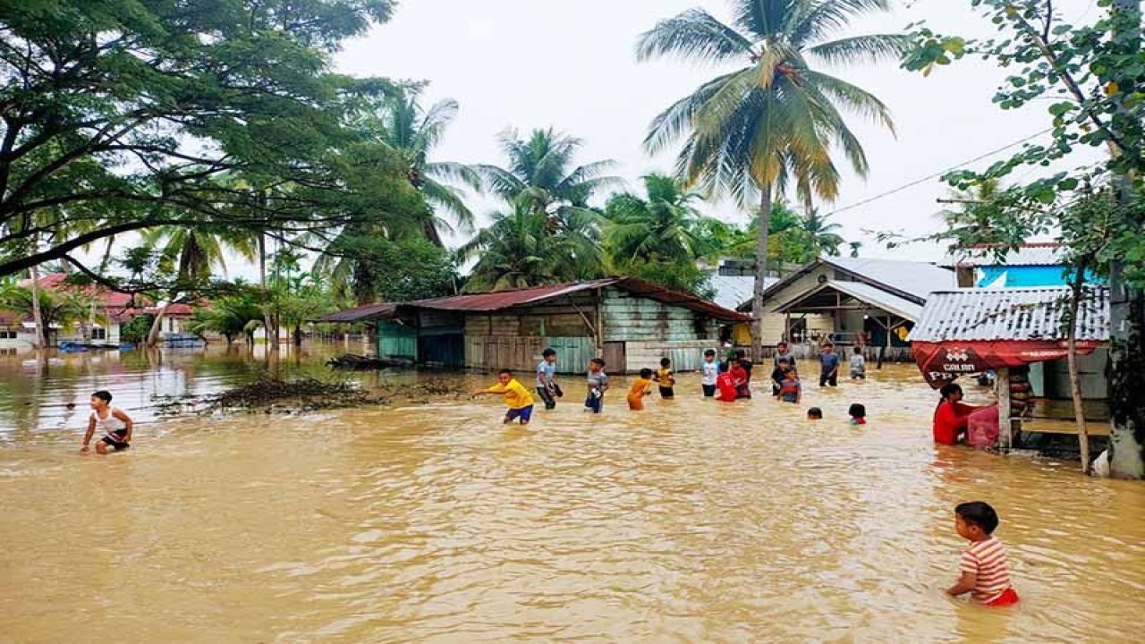 Sekelompok anak bermain dalam kondisi banjir di Desa Nibong Baroh, Kecamatan Nibong, Kabupaten Aceh Utara, Provinsi Aceh, Rabu (21/12/2022). FOTO ANTARA/HO/Dok Warga