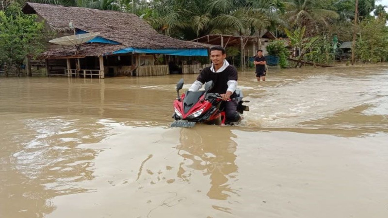 Pengendara sepeda motor melintasi wilayah tergenang banjir di Kabupaten Aceh Timur, Kamis (22/12/2022). ANTARA/HO/BPBA