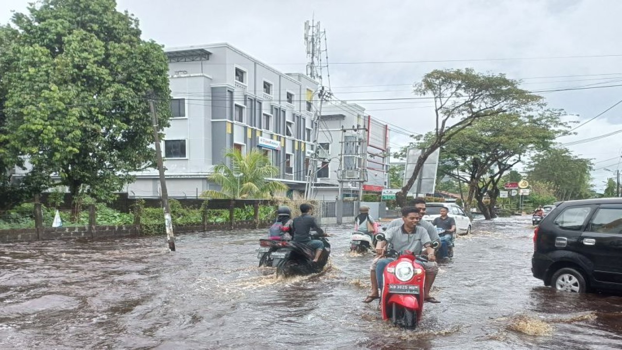 Air banjir yang menggenangi Jalan Perdana, Kota Pontianak, Jumat (22/12/2022). (Foto ANTARA/Andilala)