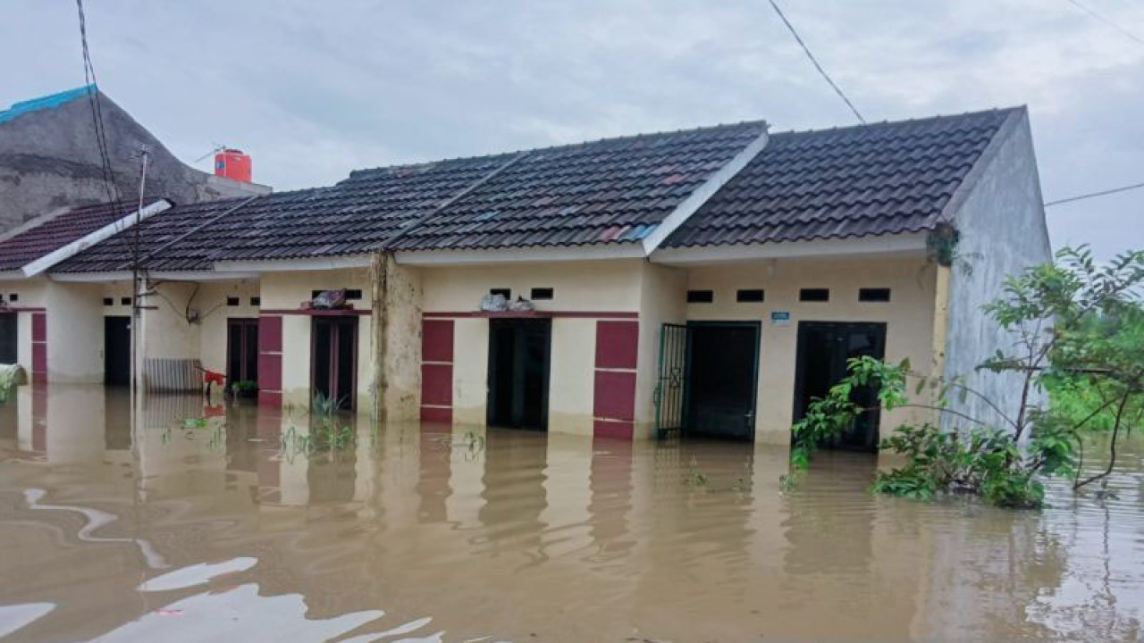 Puluhan rumah warga di Kabupaten Tangerang, Banten, terendam banjir akibat hujan deras yang mengguyur sejak beberapa hari lalu hingga menyebabkan air sungai meluap ke pemukiman warga. (ANTARA/Azmi)