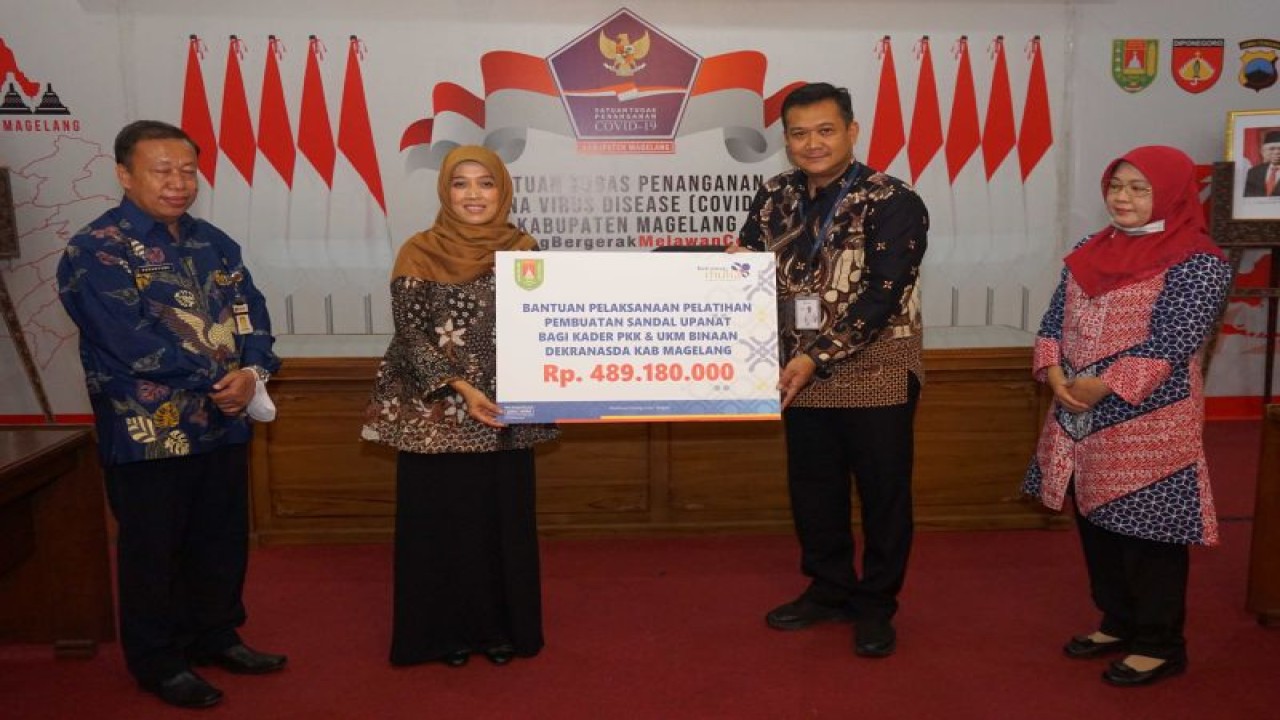 Pimpinan Bank Jateng Cabang Mungkid Dwi Andi Setiawan secara simbolos menyerahkan bantuan kepada Ketua Dekranasda Kabupaten Magelang Christanti Handayani Zaenal Arifin. ANTARA/HO - Bagian Prokompim Kabupaten Magelang