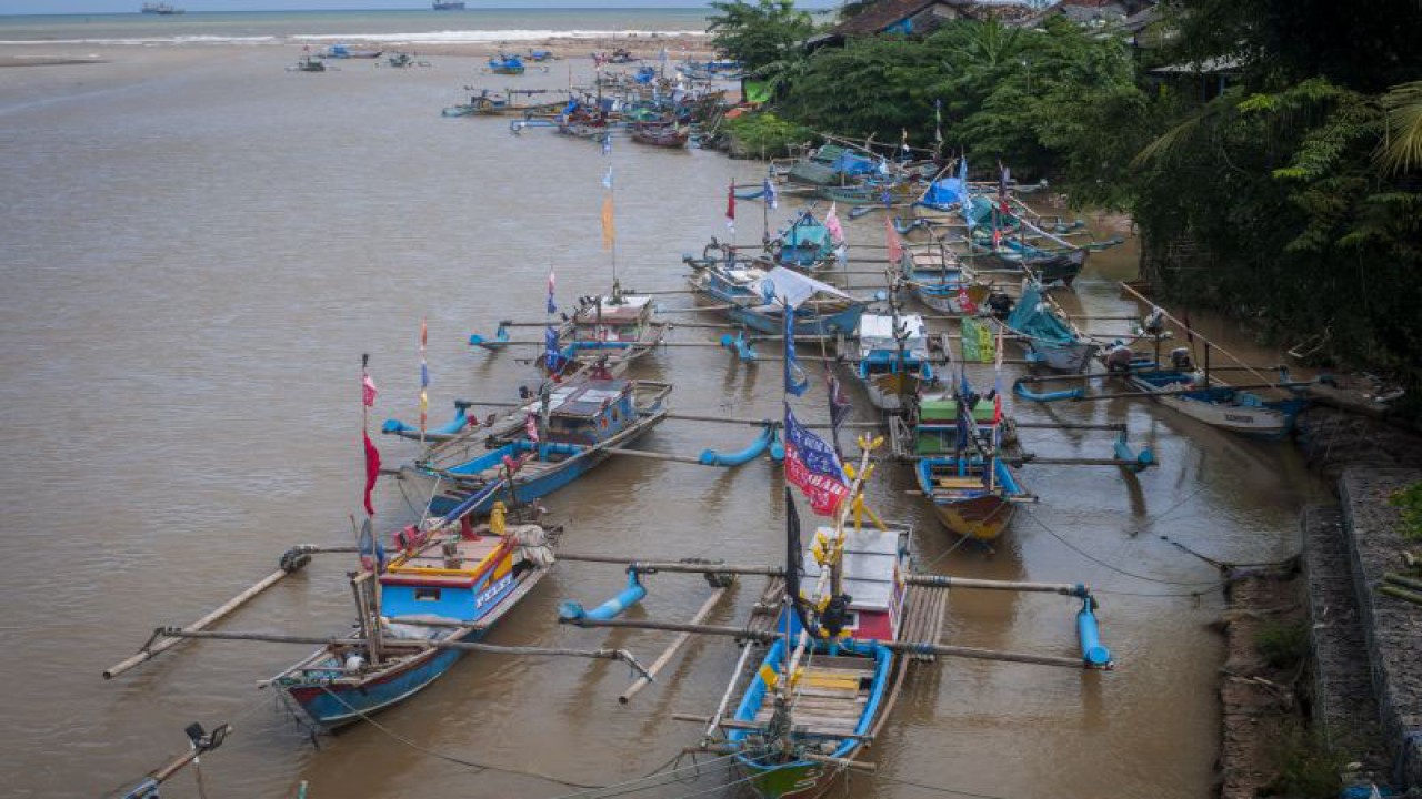 Ilustrasi - Sejumlah kapal nelayan tidak melaut dan memilih bersandar di Bayah, Lebak, Banten, Minggu (29/5/2022) karena adanya gelombang tinggi mencapai 2,5-4 meter di perairan Samudera Hindia. ANTARA FOTO/Muhammad Bagus Khoirunas/YU