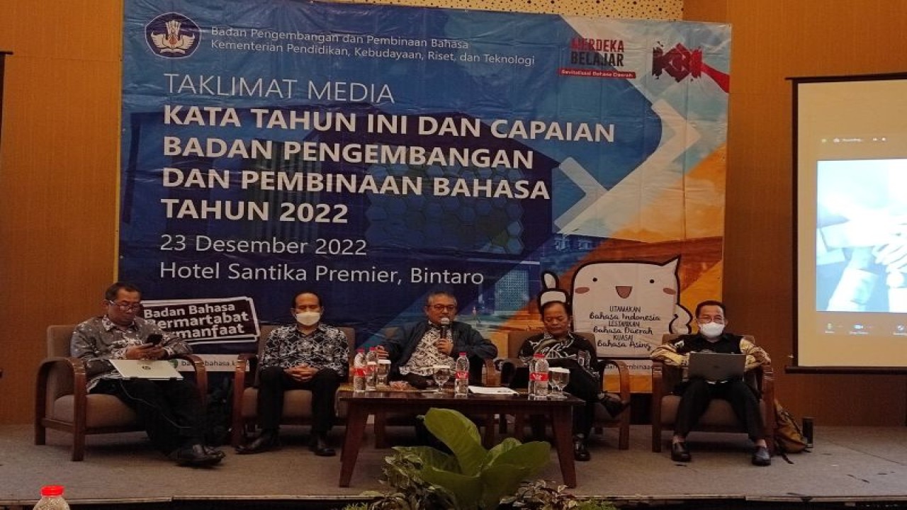 Taklimat media mengenai capaian Badan Pengembangan dan Pembinaan Bahasa atau Badan Bahasa Kementerian Pendidikan, Kebudayaan, Riset dan Teknologi (Kemendikbudristek) di Tangerang Selatan, Banten, Jumat (23/12/2022). ANTARA/Indriani
