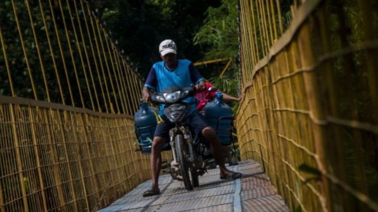 Arsip - Warga mengendarai roda dua melintas di jembatan yang dibangun dari dana desa di Rangkasbitung, Lebak, Banten, Kamis (14/7/2022). ANTARA FOTO/Muhammad Bagus Khoirunas/hp.
