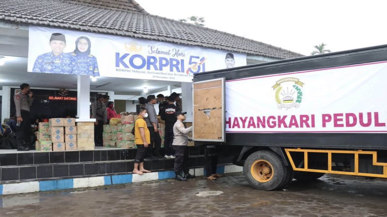 Pendistribusian bantuan untuk masyarakat terdampak erupsi Gunung Semeru, di Kecamatan Pronojiwo, Kabupaten Lumajang, Jawa Timur, Senin (5/12/2022). (FOTO ANTARA/HO-Humas Polres Malang)
