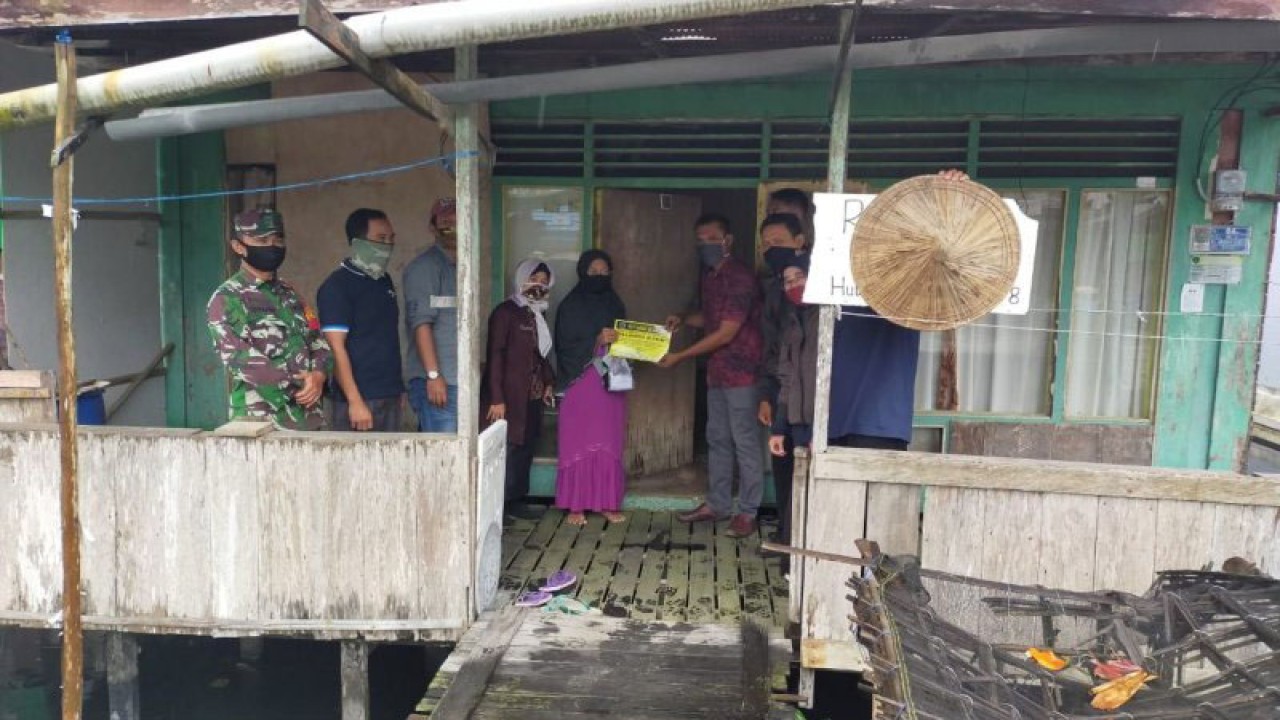 Arsip Foto. Petugas menyerahkan bantuan langsung tunai kepada keluarga kurang mampu di Kabupaten Penajam Paser Utara, Provinsi Kalimantan Timur. (HO Pemkab Penajam Paser Utara)
