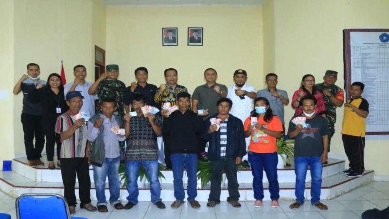 Pemkab Samosir, Sumatera Utara, menyalurkan bantuan sosial kepada masyarakat sebagai upaya pemerintah untuk menanggulangi dampak kenaikan harga bahan bakar minyak (BBM). (ANTARA/HO)