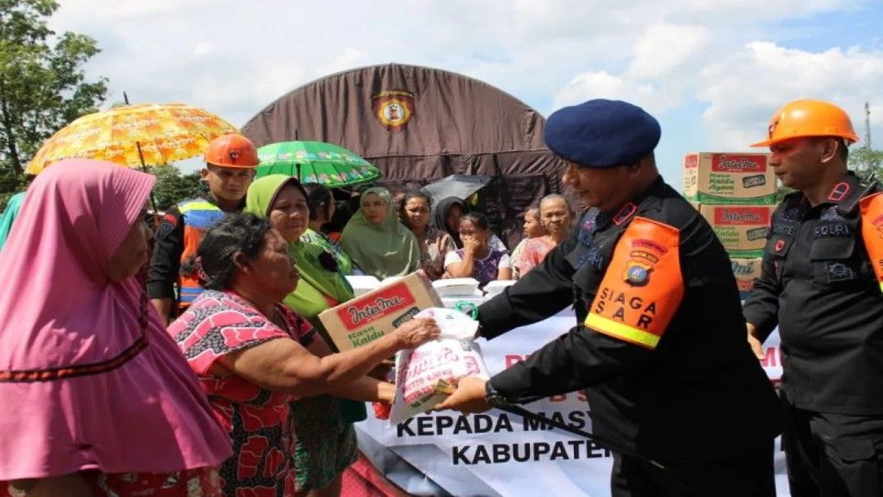 Satuan Brimob Polda Sumatera Utara memberikan bantuan paket sembako dan obat-obatan kepada masyarakat yang terdampak banjir di Kecamatan Sei Rampah, Kabupaten Serdang Bedagai. (ANTARA/HO)