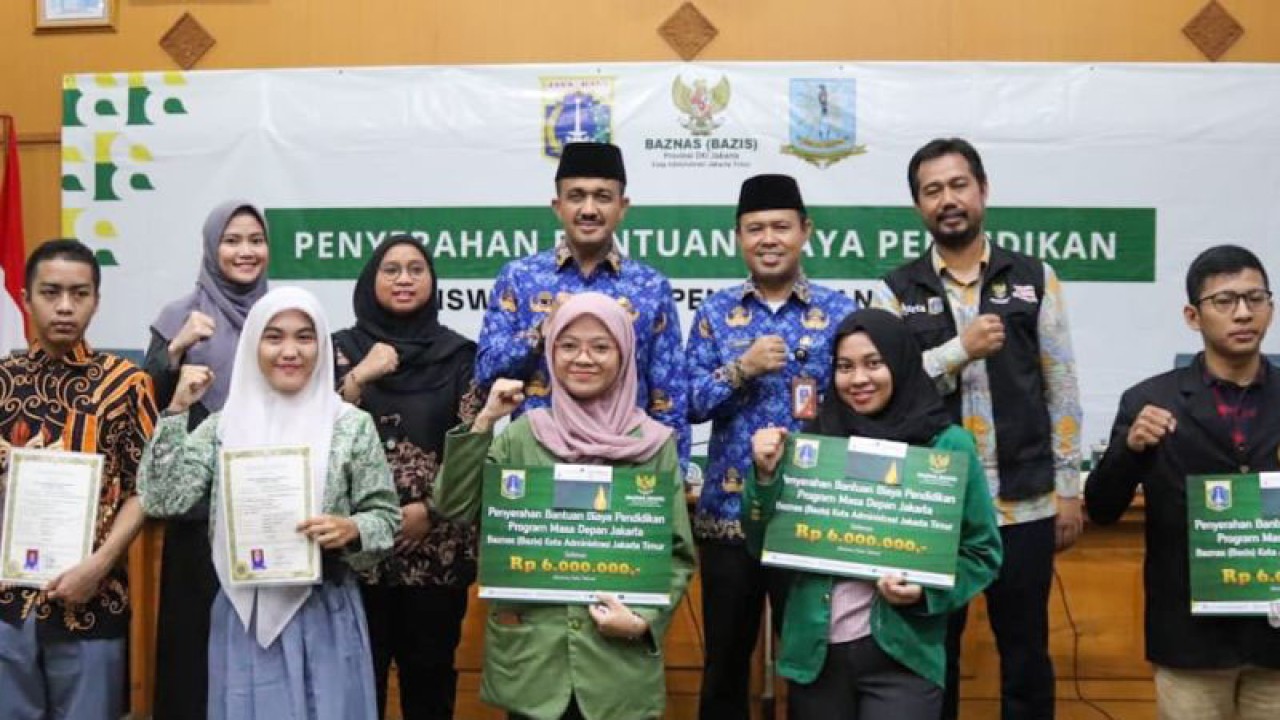 Pemerintah Kota Jakarta Timur menyerahkan bantuan pendidikan bagi pelajar dan mahasiswa kurang mampu di Jakarta, Kamis (22/12/2022). ANTARA/HO-Kominfotik Jakarta Timur