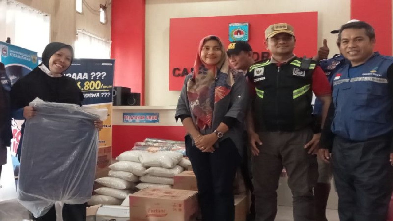 Penyaluran bantuan sembako dan logistik dari Dinas Sosial Kota Mataram, Provinsi Nusa Tenggara Barat, terhadap warga yang terdampak abrasi pantai, akibat gelombang pasang sejak Jumat (23/12-2022). ANTARA/HO-Dinsos Mataram