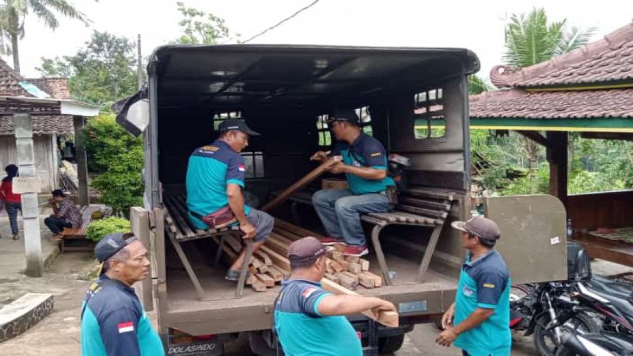 Penyerahan bantuan bahan bangunan bagi korban yang rumahnya rusak diterjang angin puting beliung di wilayah Desa Selopamioro, Imogiri, Kabupaten Bantul, DIY, Kamis (8/12/2022) (Dokumentasi relawan Save Selopamioro)
