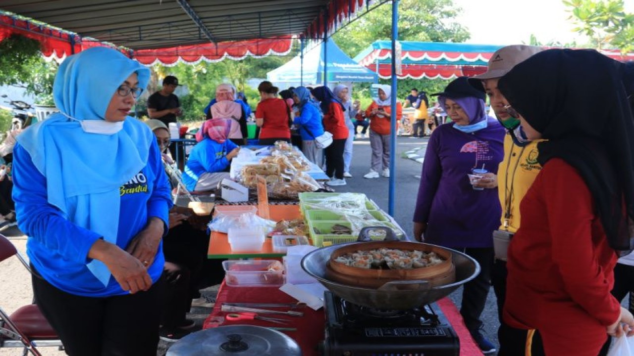 Salah satu stan produk olahan ikan dalam Gebyar Produk Olahan Kelautan dan Perikanan yang digelar di halaman Pendopo Parasamya Manding, Bantul, DIY, Jumat (9/12/2022) (ANTARA/HO-Humas Pemkab Bantul)