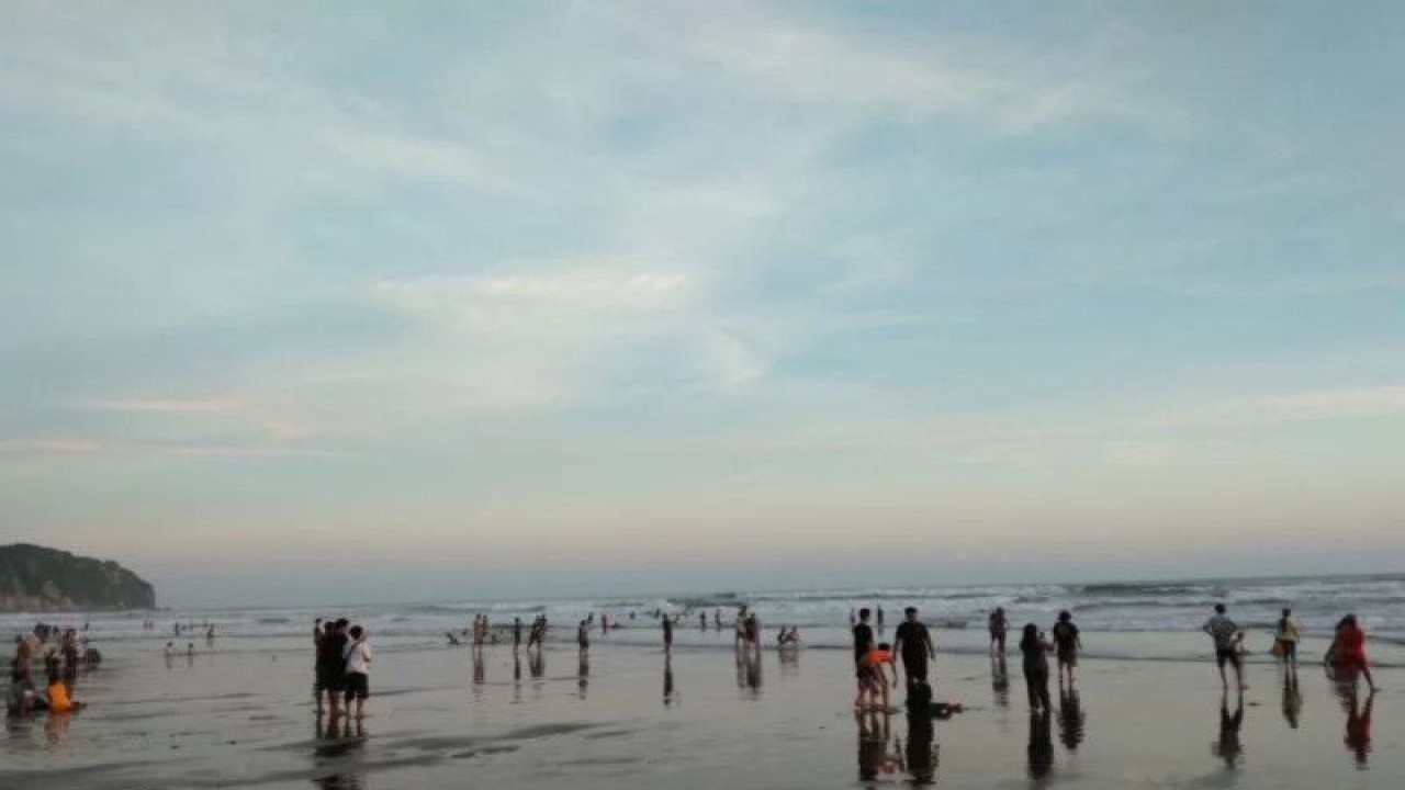 Wisatawan memadati Pantai Parangtritis, Kabupaten Bantul, DIY (Foto ANTARA/Hery Sidik)